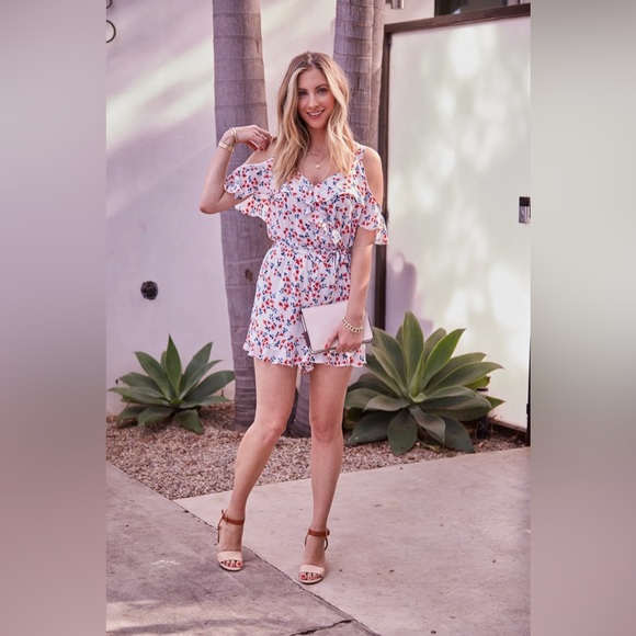 Floral romper by cupcake and cashmere size M NWT - Picture 1 of 7